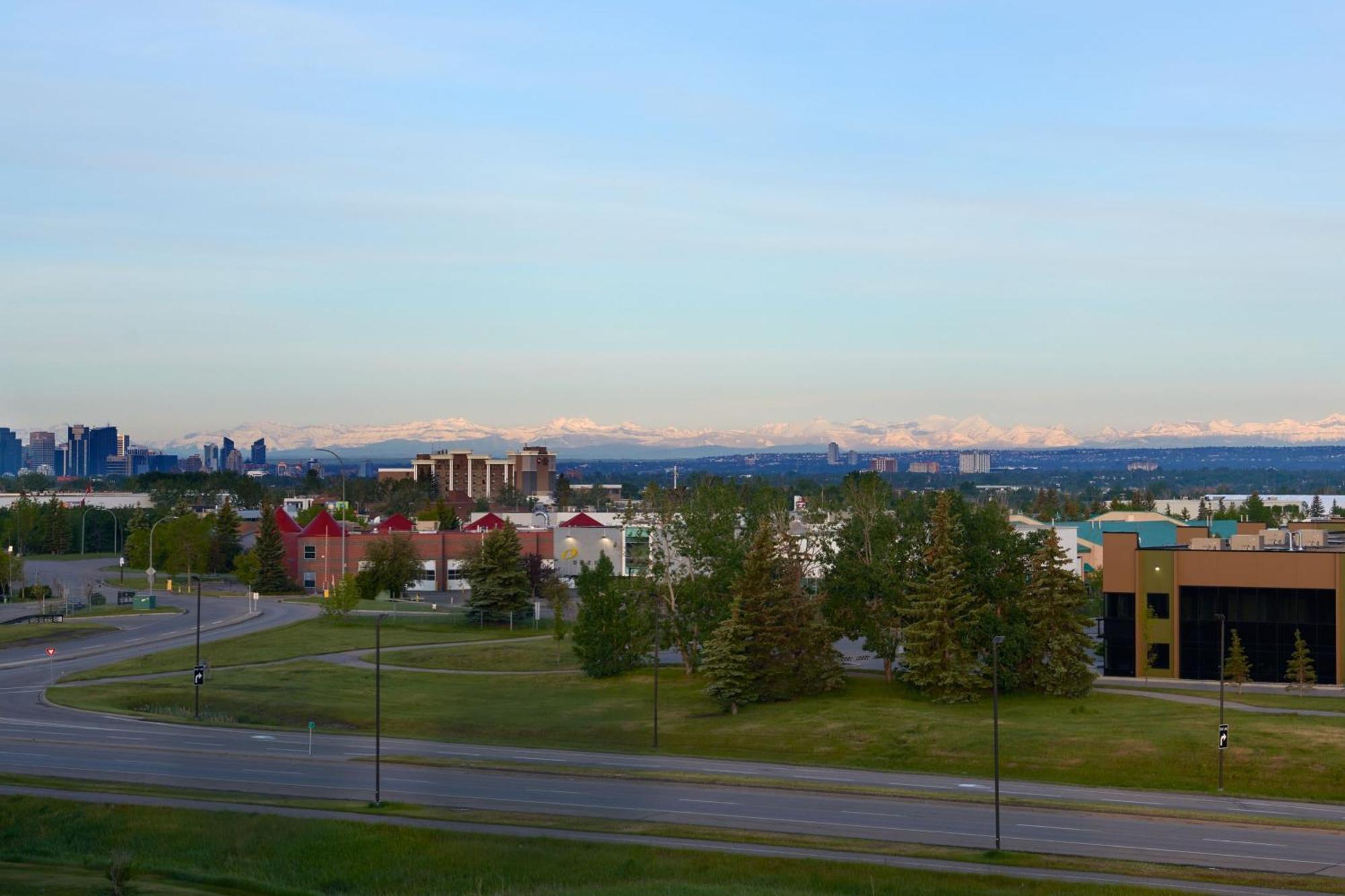 Residence Inn By Marriott Calgary Airport Exterior foto