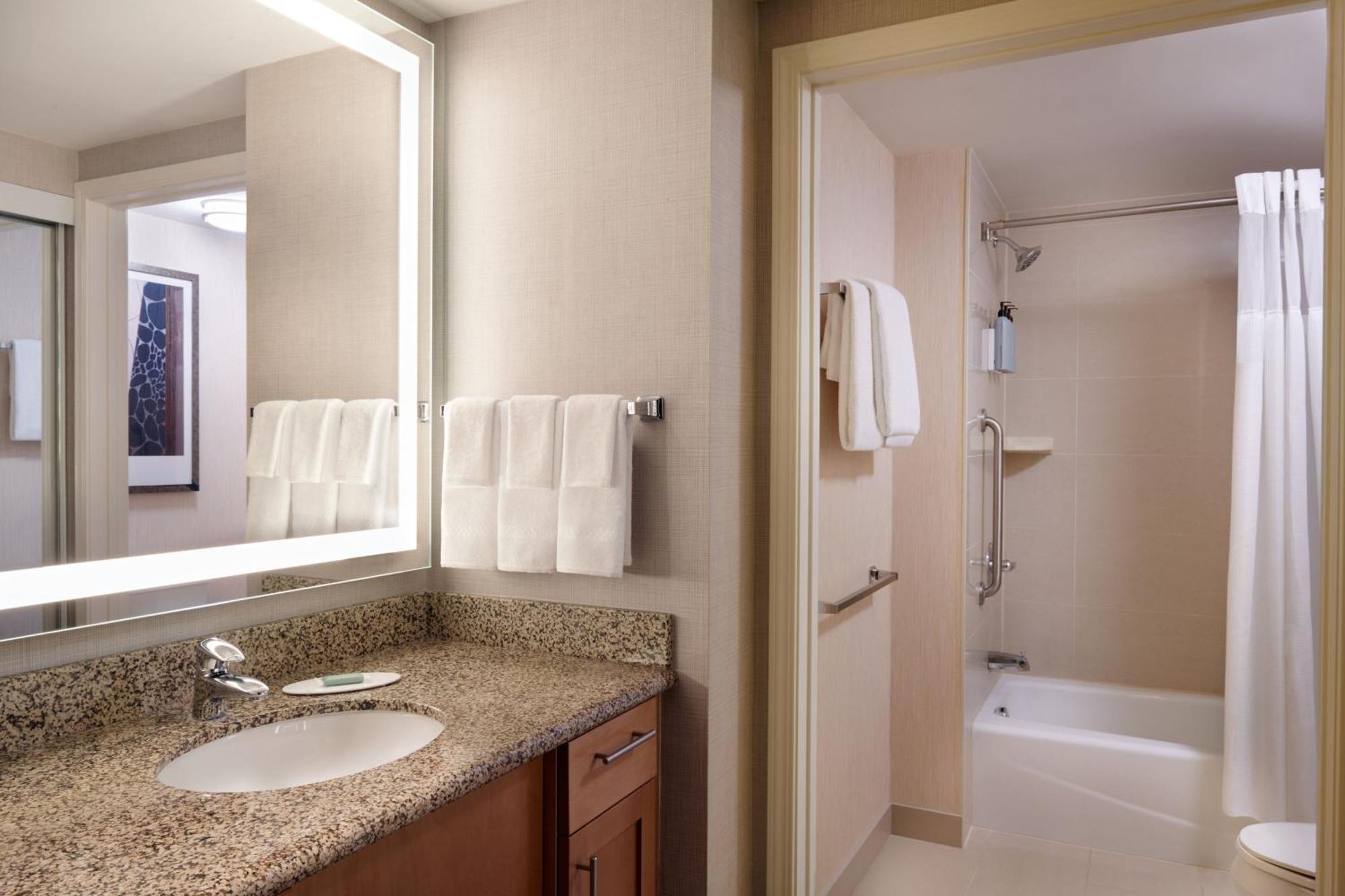 Residence Inn By Marriott Calgary Airport Exterior foto